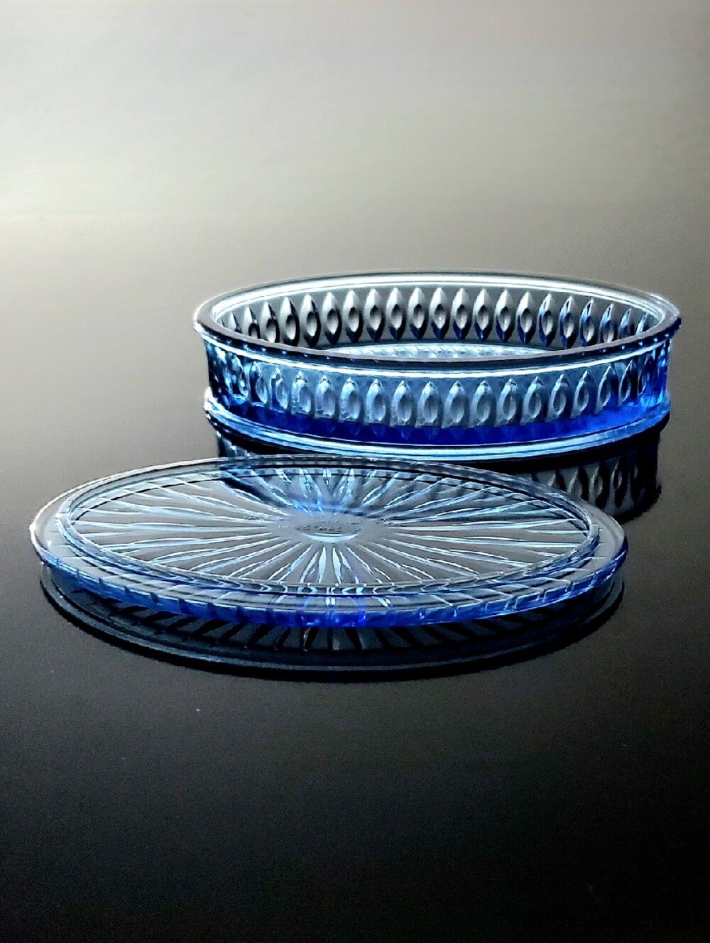 7 1/4" x 4" Oval Exquisitely Detailed Blue Glass Trinket Box With Lid 2011 - Picture 2 of 15